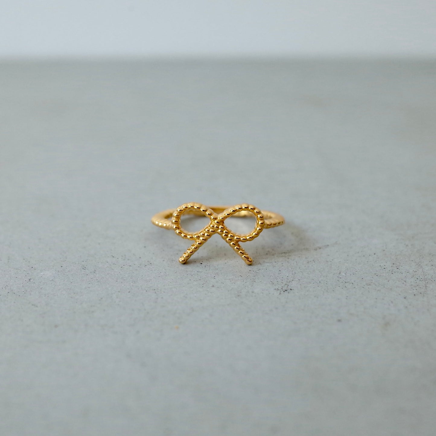 Ball Ribbon Ring