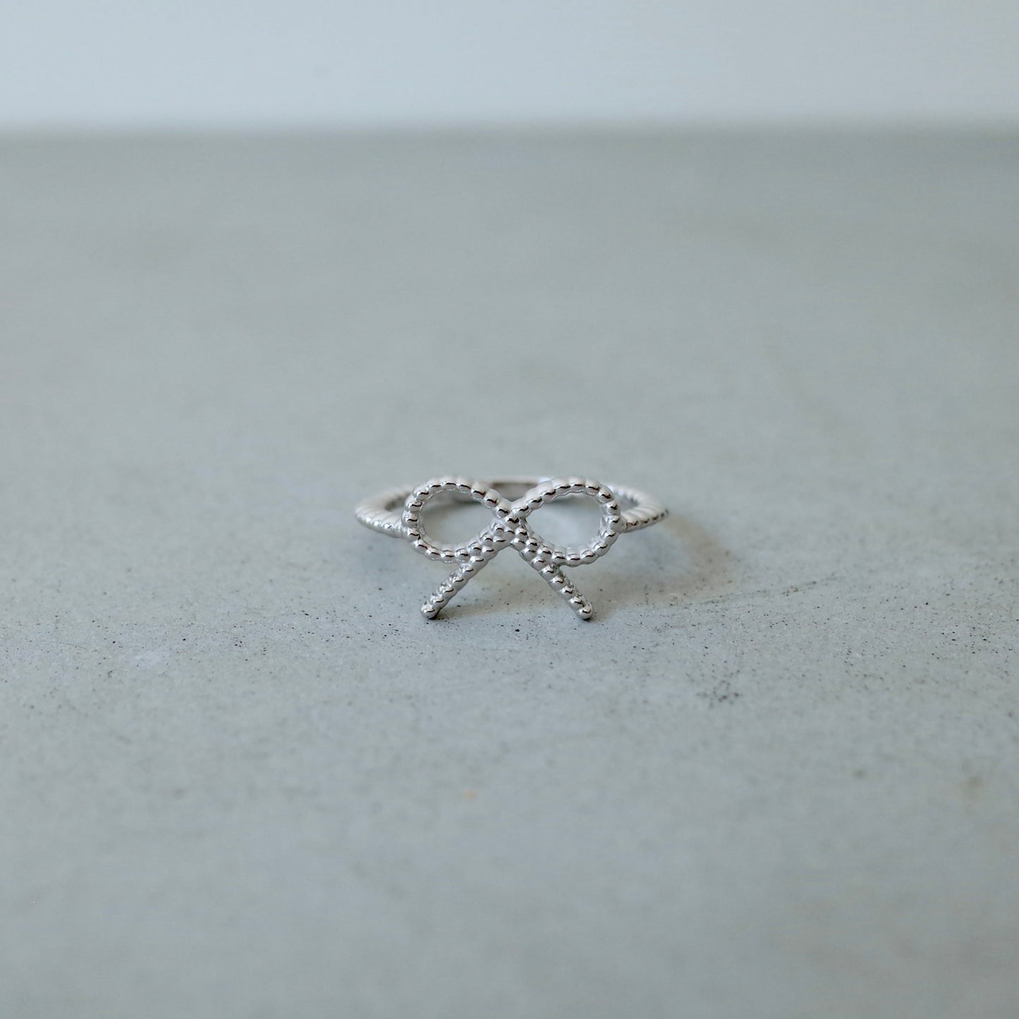 Ball Ribbon Ring