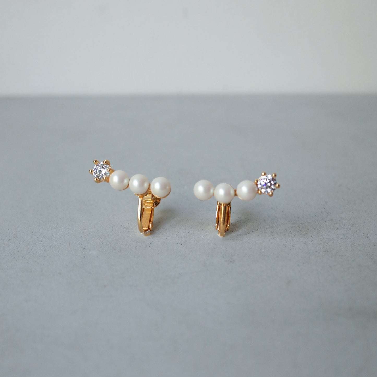 Follow Medium Pearl Earring