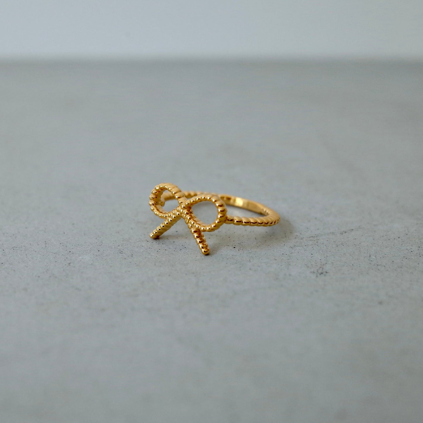 Ball Ribbon Ring