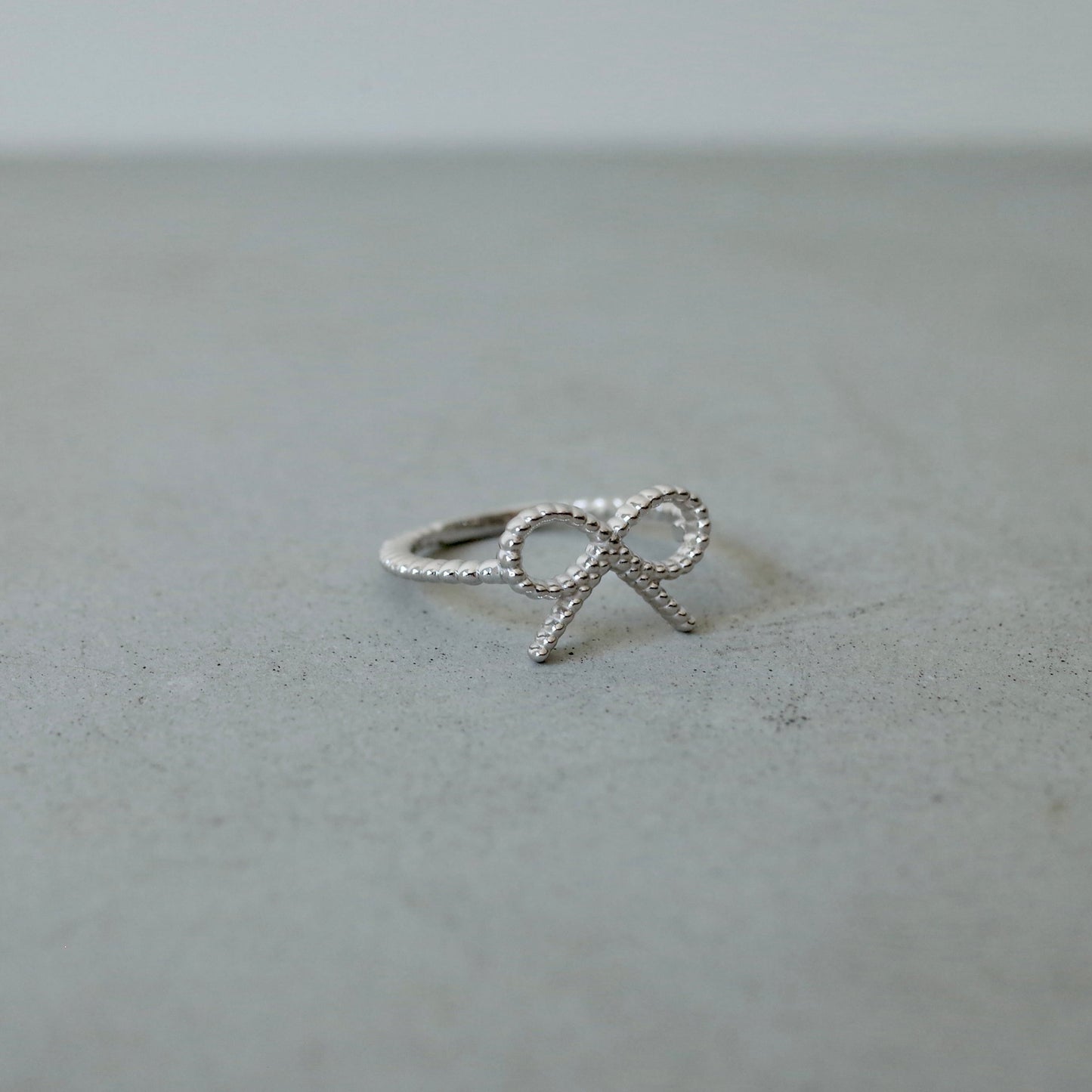 Ball Ribbon Ring