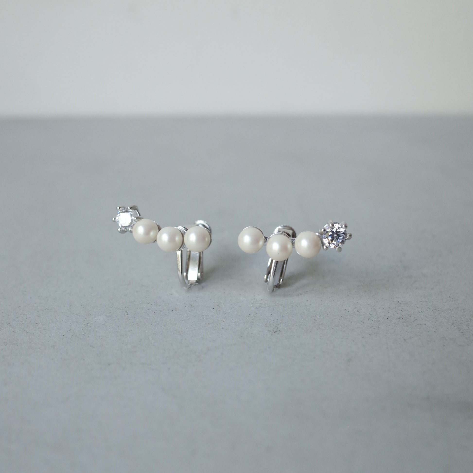Follow Medium Pearl Earring