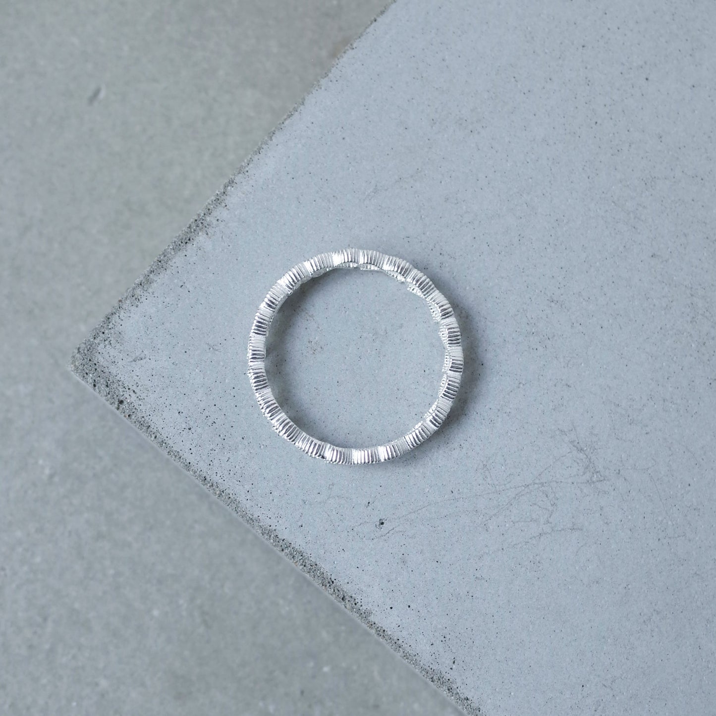 Tiny Ball Ribbon Ring