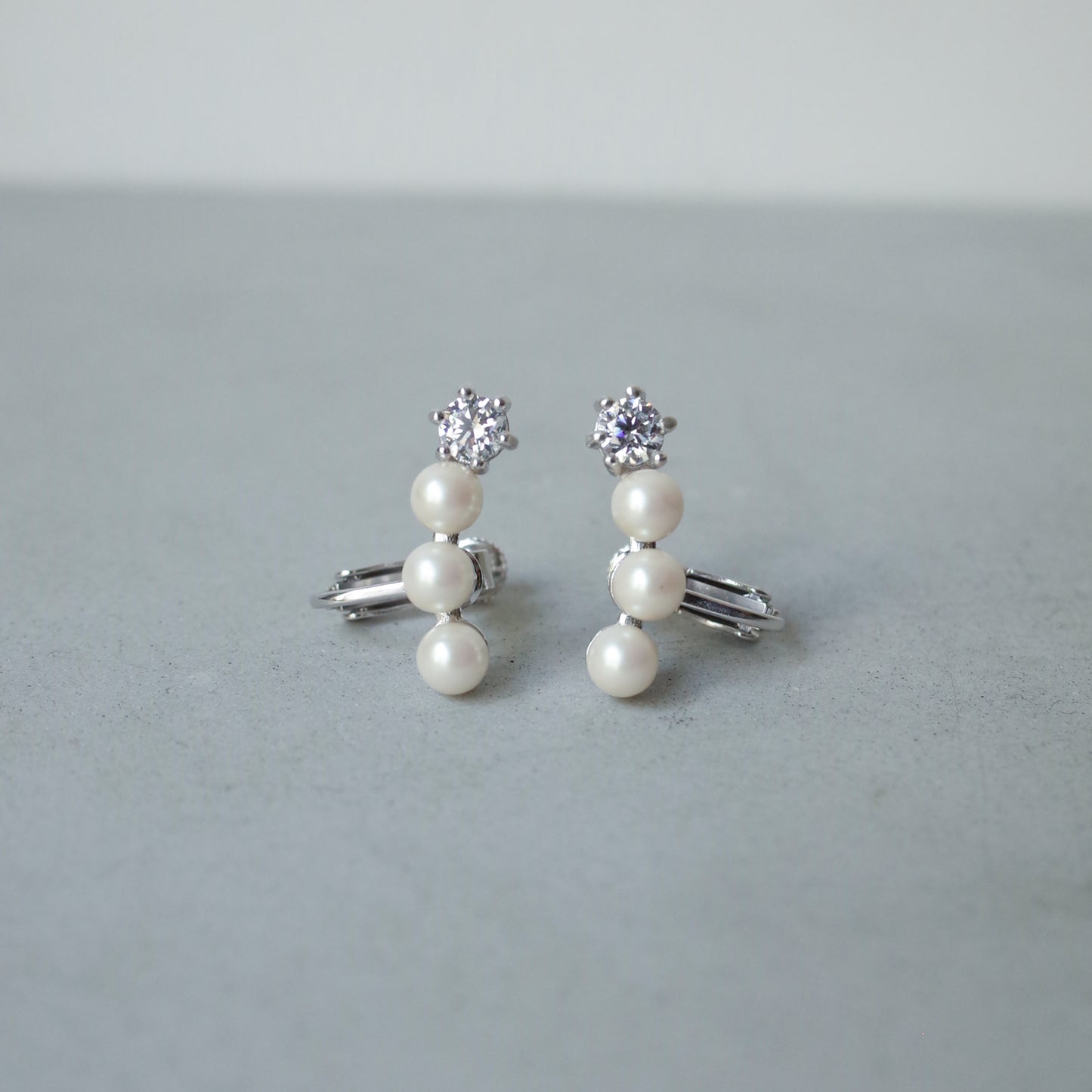 Follow Medium Pearl Earring