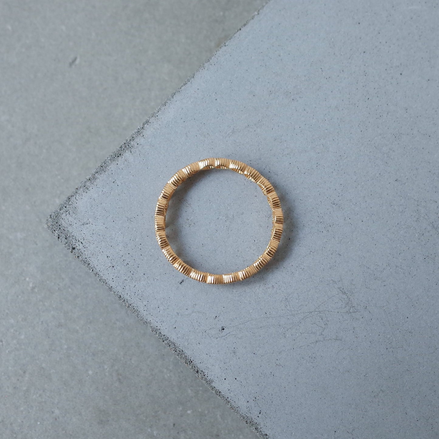 Tiny Ball Ribbon Ring